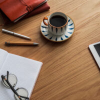 社会保険労務士事務所ラボーレのコラム用イメージ：万年筆とノートが置かれたデスク