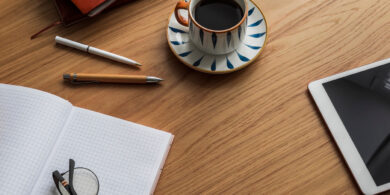 社会保険労務士事務所ラボーレのコラム用イメージ：万年筆とノートが置かれたデスク