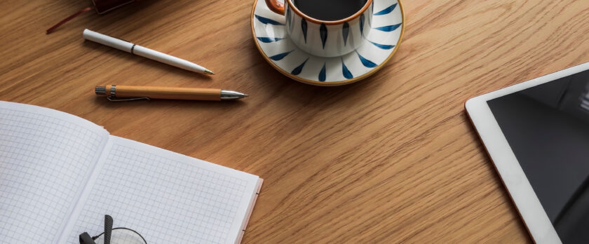 社会保険労務士事務所ラボーレのコラム用イメージ：万年筆とノートが置かれたデスク